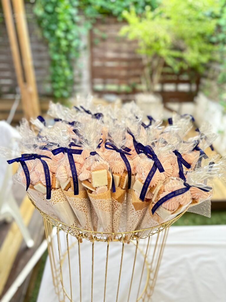 cône de meringues et biscuits